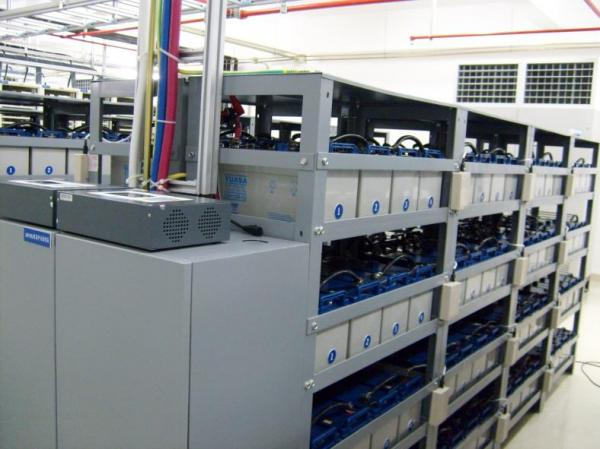 UPS开机后,面板上无任何显示,UPS不工作